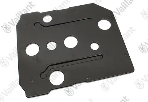Schwarze Metallplatte mit mehreren Öffnungen und Rillen, die von der Marke Vaillant stammt. Sie scheint Teil eines technischen Geräts oder Systems zu sein.